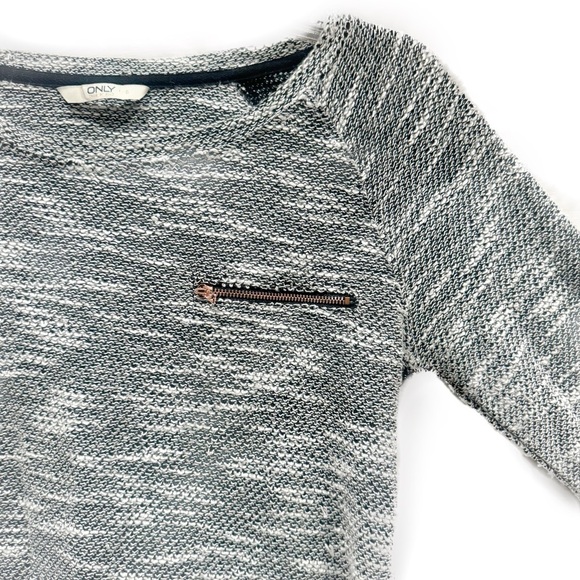 Only gray/ black button detail top - Picture 2 of 6